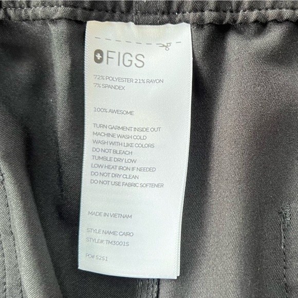 FIGS Men's Cairo Cargo Scrub Pants in Black, Large/Short - Picture 9 of 10